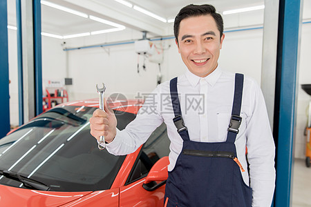 自信的汽车修理工人